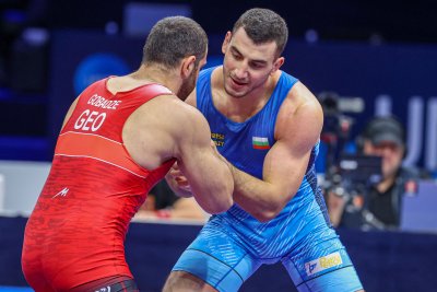 Семен Новиков се класира на четвъртфиналите на олимпийската категория до