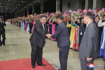 Севернокорейският лидер Ким Чен ун беше тържествено посрещнат при завръщането си