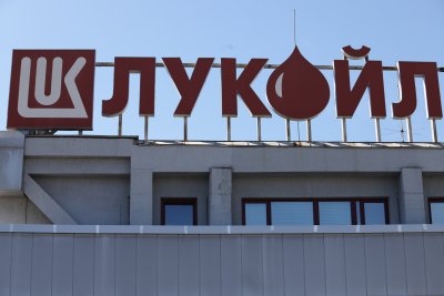 "Лукойл" за отпадането на дерогацията за внос на руски петрол: Всички потребители ще се окажат губещи