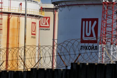 "Лукойл" за отпадането на дерогацията за внос на руски петрол: Всички потребители ще се окажат губещи