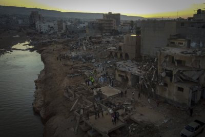 Либийските власти разследват срутването на язовирните стени след опустошителното наводнение