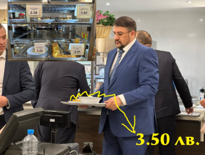Снимка на депутата Настимир Ананиев който обядва в стола на