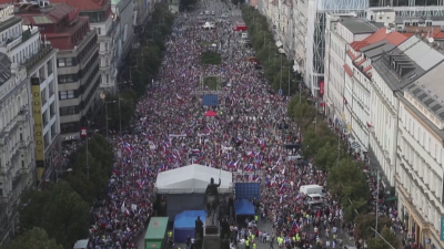 Около 10 000 души протестираха в Прага срещу правителството заради