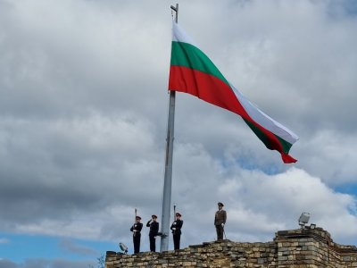 НА ЖИВО: Издигане на националното знаме на хълма "Царевец" по случай Деня на независимостта