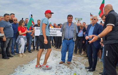 Земеделци изляха прясно мляко пред министър Кирил Вътев