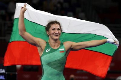Евелина Николова с експресна победа на старта на световното първенство по борба