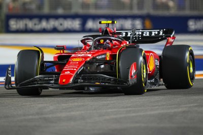 Сайнц удържа на натиска в Сингапур и осигури първа победа на Ферари през 2023-а във Формула 1