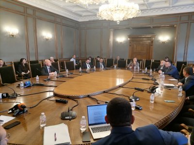 Комисията по отбрана в парламента се събира на извънредно заседание