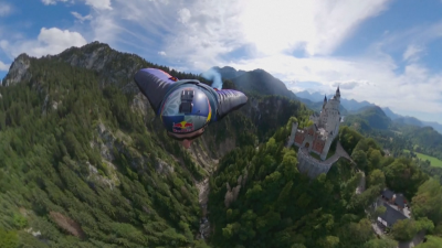 Германски парашутист за първи път скочи с костюм крило от летящ
