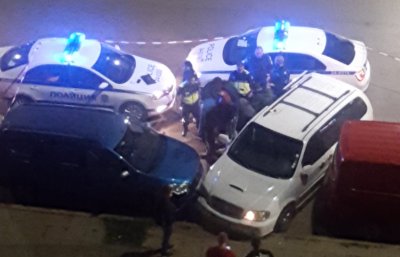Задържаха кола натъпкана с мигранти в София