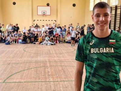 Божидар Саръбоюков преподава уроци по атлетика на деца в Поморие