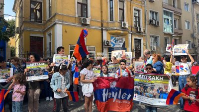 Арменската общност в София излезе на протест в подкрепа на арменците в Нагорни Карабах