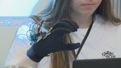 В Белгия млади учени създадоха ръкавица която превежда езика на