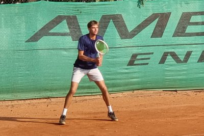 Никола Колячев продъжлжава към втория кръг на тенис турнира в Пазарджик