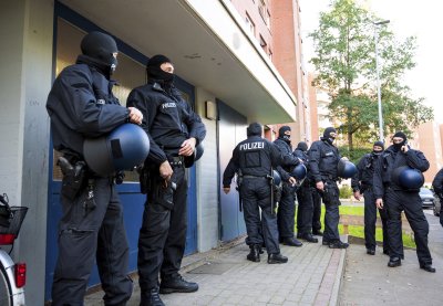 Мащабна операция на германската полиция срещу трафиканти на хора Обискирани