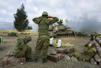Израелската армия заяви че е подложила на артилерийски обстрел район