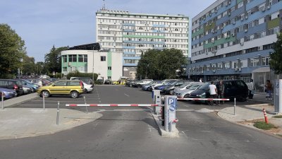 Блъснаха пешеходка на паркинг пред болница в Бургас