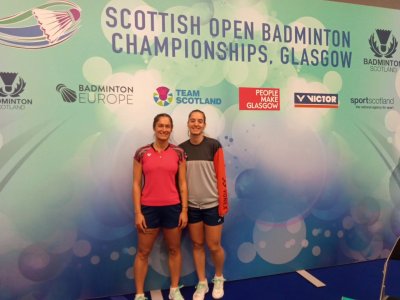 Стефани Стоева и Габриела Стоева продължават на полуфиналите на турнир по бадминтон в Глазгоу