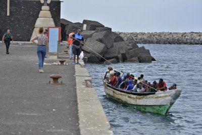 Испанските власти спасиха 262 мигранти край Канарските острови Акцията става