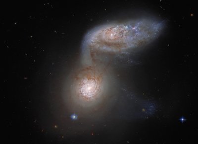 Космическият телескоп Хъбъл разкри рядка галактика със светещо сърце Галактиката