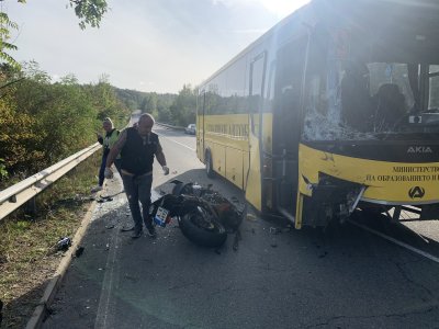 Моторист се удари челно в училищен автобус и загина