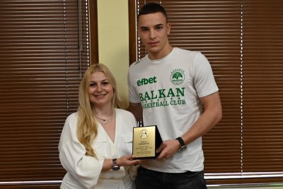 Баскетболистът на Балкан Илиян Пищиков получи наградата си Рачо Колев