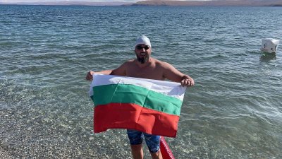Петър Стойчев триумфира в историческото първо плуване на една миля в езерото Хьовсгьол в Монголия