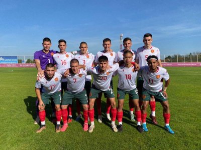 Националният отбор на България по футбол до 19 години се