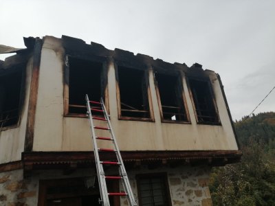 Четири къщи изгоряха в смолянското село Пещера Сигналът за пожара е