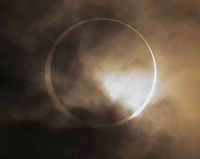 "Огнен пръстен": В Западното полукълбо наблюдаваха слънчевото затъмнение (СНИМКИ)