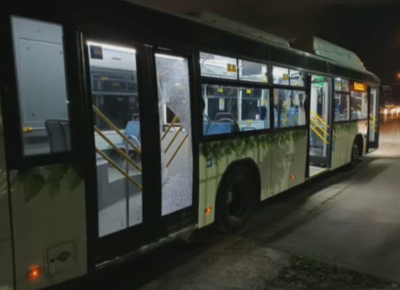 Инцидент в София: Автобус на градския транспорт беше замерян с камъни снощи