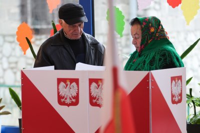 Управляващата партия в Полша печели най-много места в парламента, но губи мнозинство