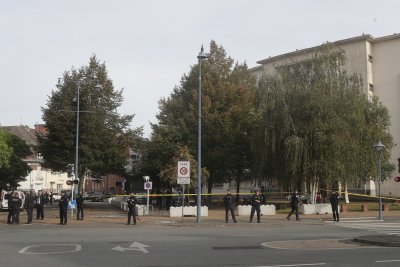 Бомбена заплаха затвори френското училище, където беше убит учител в петък