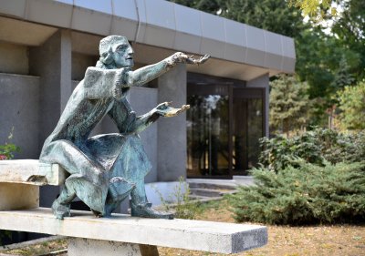 Вандали отчупиха част от статуята на Коперник пред Обсерваторията във Варна (Снимки)