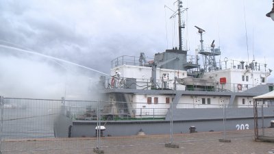Демонстрация за потушаване на пожар на търговски кораб се проведе във Варна (СНИМКИ)