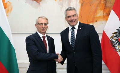 Българският премиер Николай Денков разговаря с австрийския канцлер Карл Нехамер