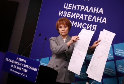 Централната избирателна комисия показа образци на хартиената и електронна бюлетини