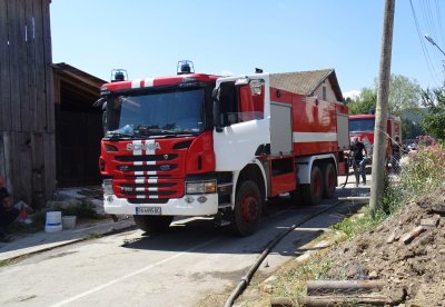 8-годишно дете и жена са със сериозни изгаряния след пожар в село Езерче