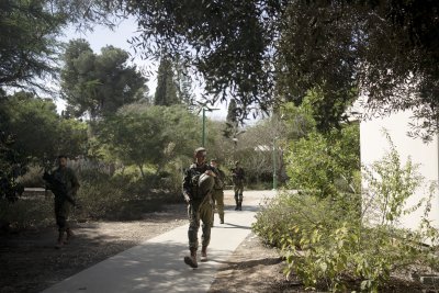Сухопътни части на Израел напредват в две посоки към град Газа