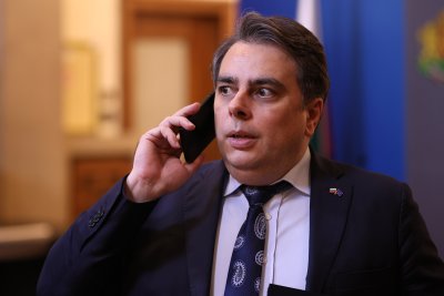 Министърът на финансите Асен Василев дава брифинг Последвайте ни във
