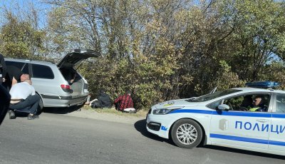 След гонка: Хванаха група мигранти на входа на София при "Църна маца" (СНИМКИ)
