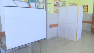Заради опашка от избиратели: Направиха втори параван с подръчни средства в столично училище