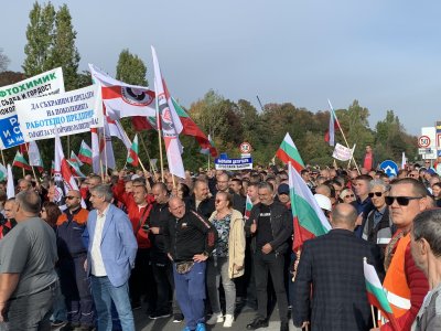Служители от нефтената рафинерия в Бургас излязоха на протест като