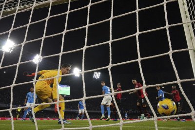 Наполи и Милан завършиха 2:2 в дербито на десетия кръг на италианската Серия А