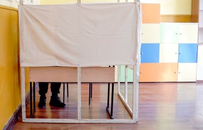 Избирател в Хасково гласува с двойна бюлетина, рекордна избирателна активност