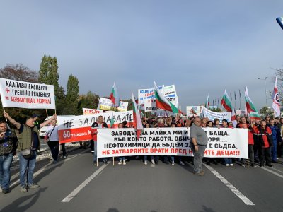 Работници от "Лукойл Нефтохим" блокираха изхода на Бургас