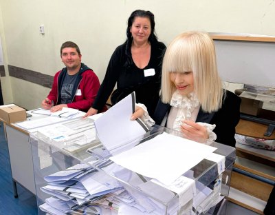 Лили Иванова гласува в Националното музикално училище "Любомир Пипков" в столицата