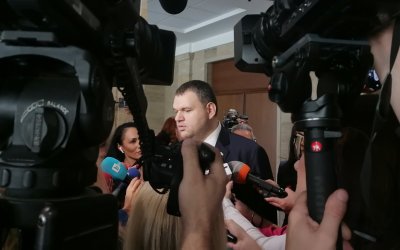 Пеевски: Машини не трябва да има в неделя, премиерът да понесе отговорност