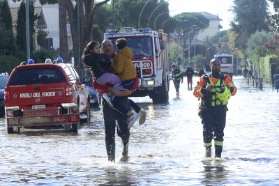 7 са жертвите на наводнения в Италия (СНИМКИ)