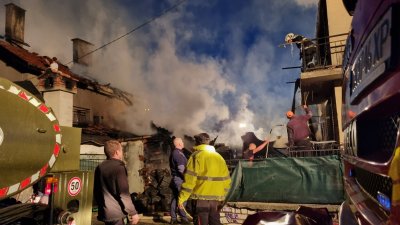 Две къщи и една плевня горяха в самоковското село Говедарци